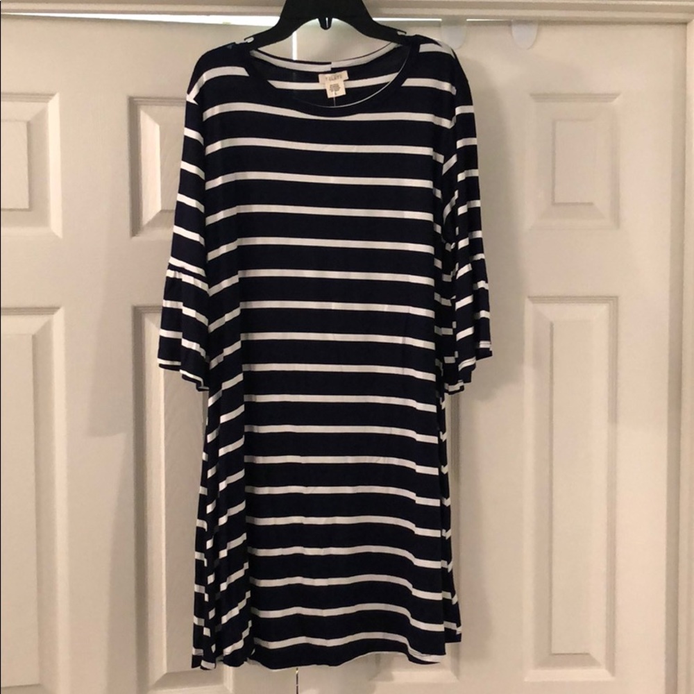 Yelete brand dress Size large NWT